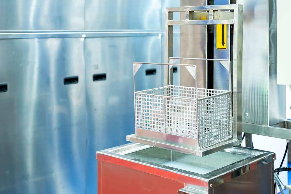 Ultrasonic cleaning equipment with basket